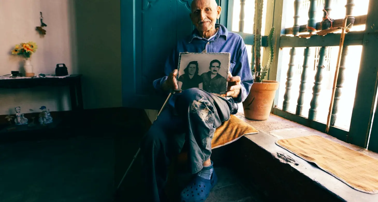 Luz natural, distancia y permiso: tres ideas del retrato documental